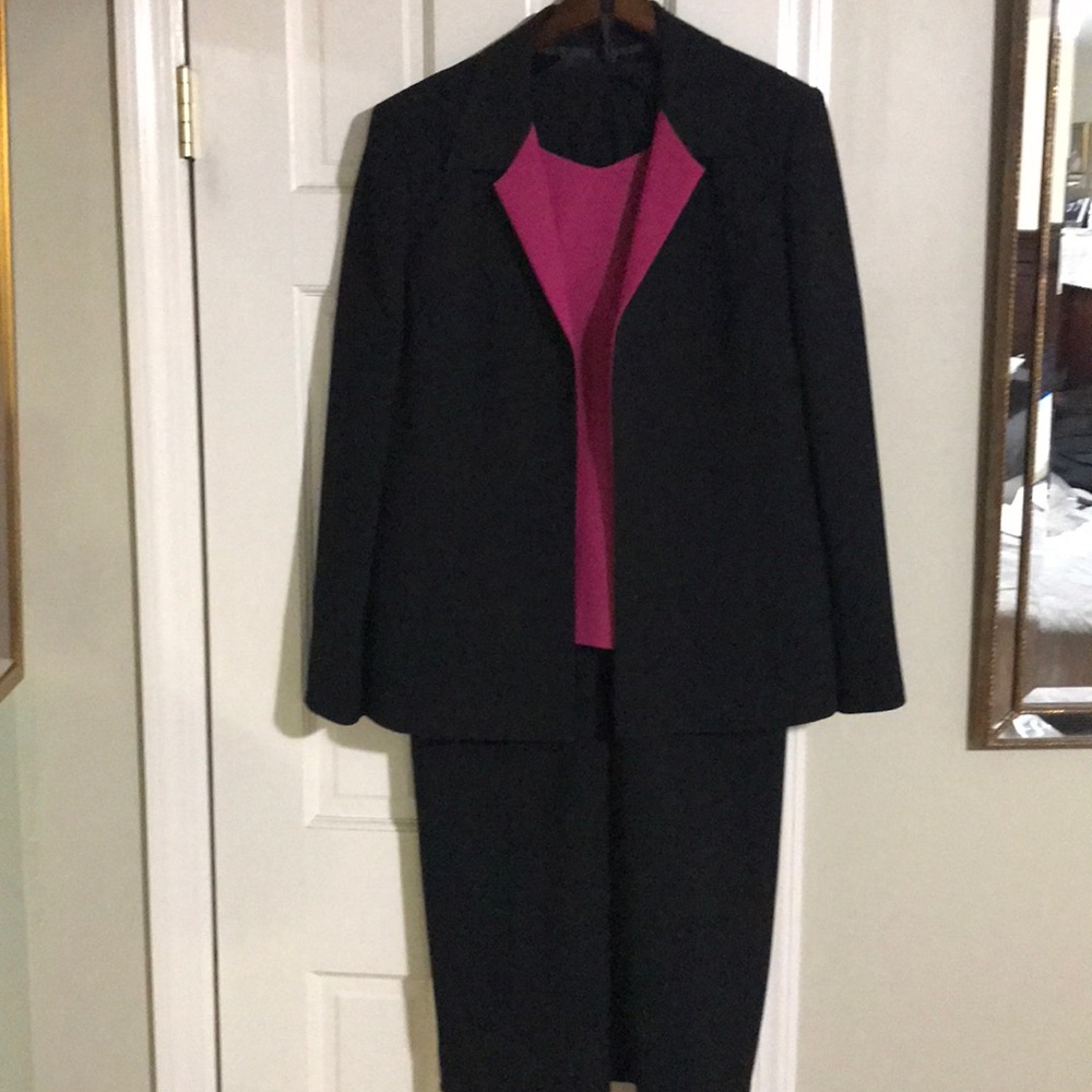KASPER Suit - Picture 2 of 7